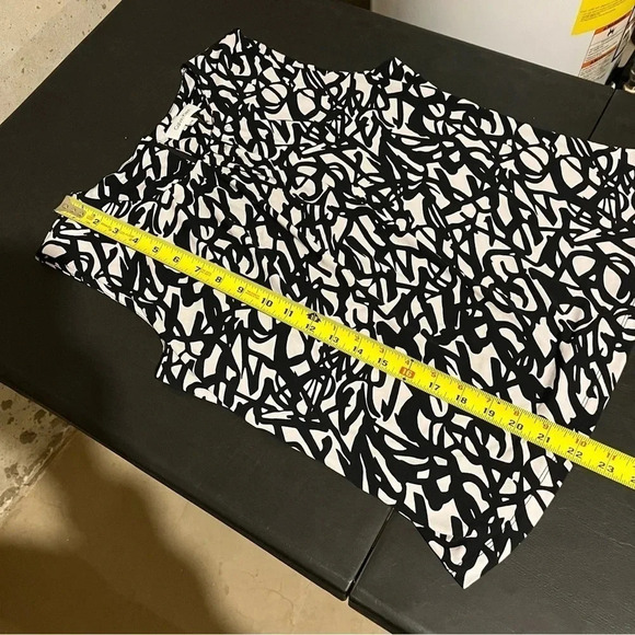 Calvin Klein Blouse Shirt Cap Sleeve Black White Abstract Print Color Size M - Picture 7 of 7